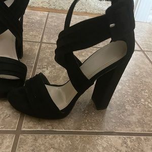 Velvet black cross cross heels
